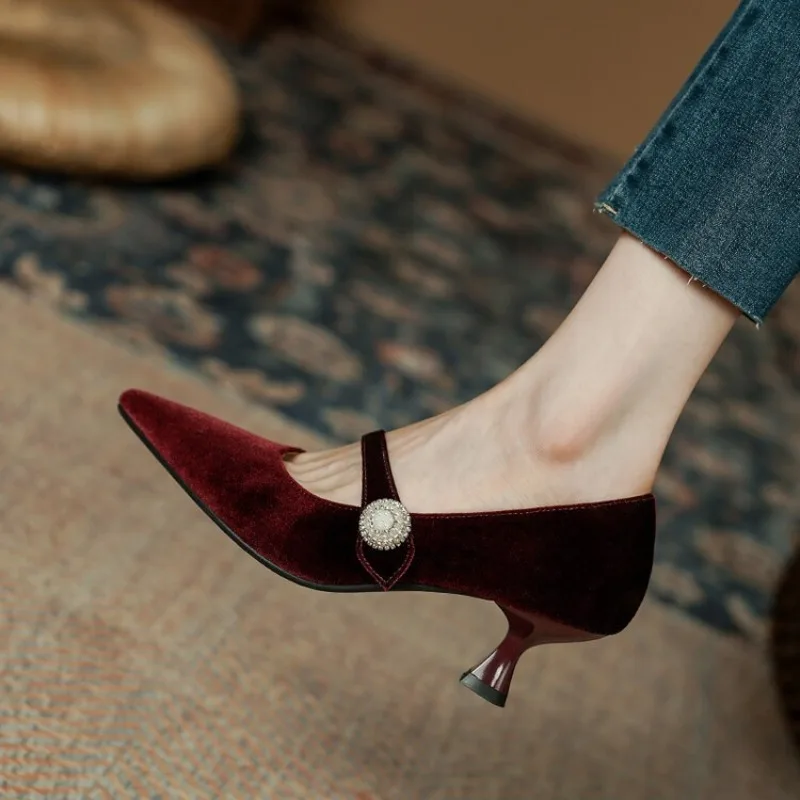 Women Shoes With Heels - Weinrote Mary-Jane-Schuhe mit spitzer Zehenpartie für