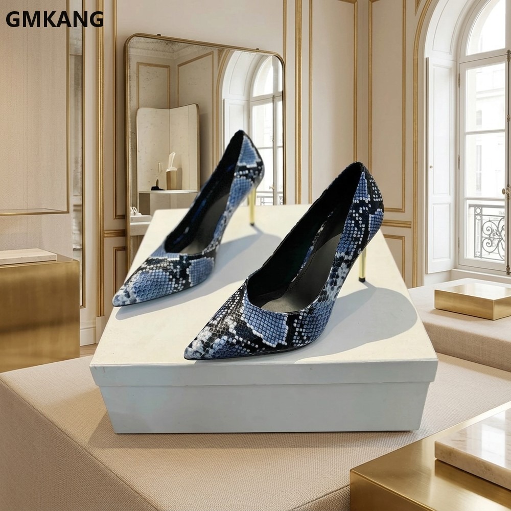 Court Heel Pointed - Damen Pumps mit Schlangenmuster, spitzer Zehenpartie