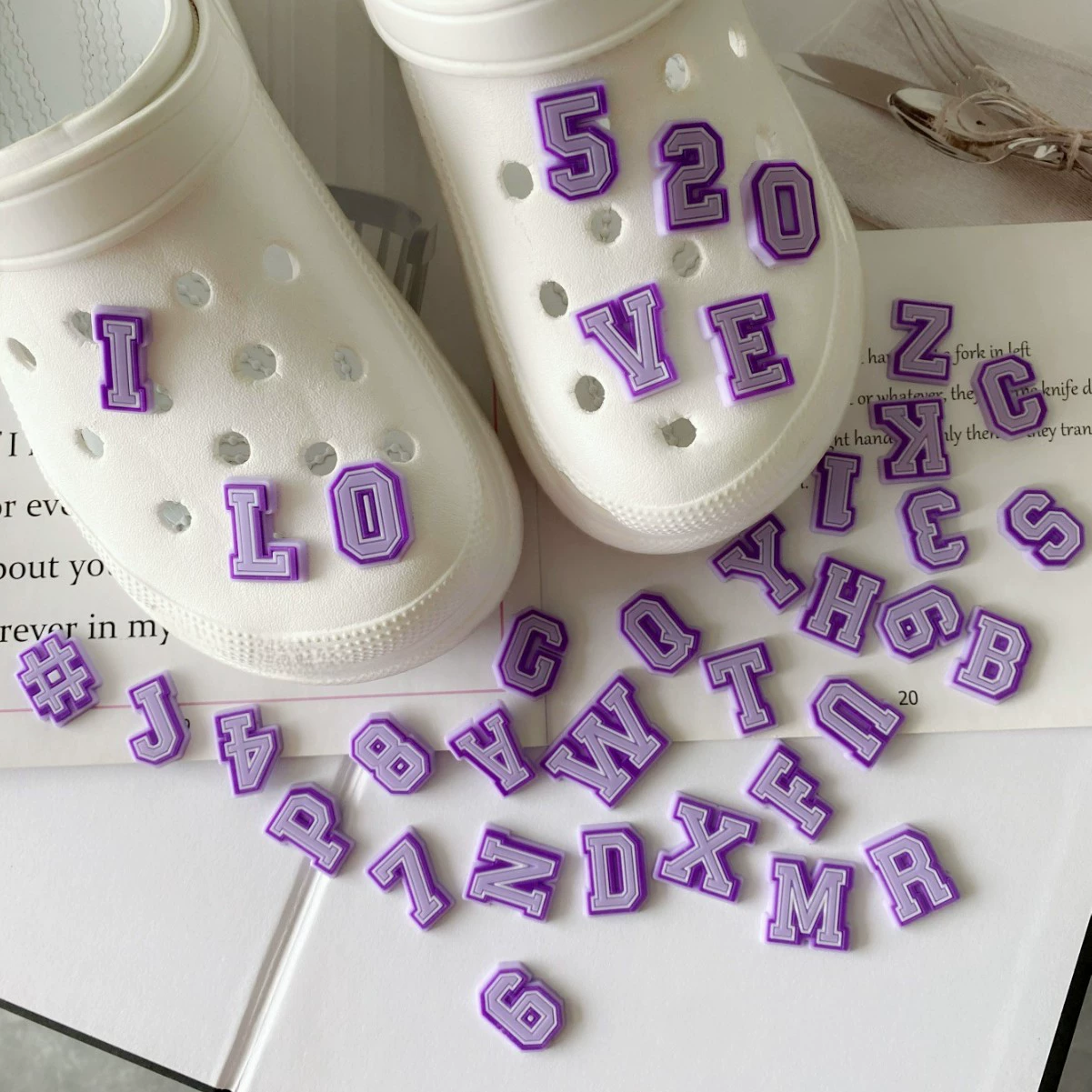 Neue lila Alphabet-Buchstaben- – Croc Style Clog Bewertung und Preis