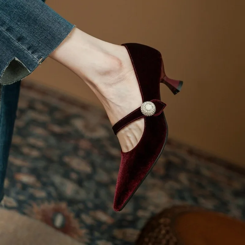 Weinrote Mary-Jane-Schuhe mit  – Women Shoes With Heels Bewertung und Preis